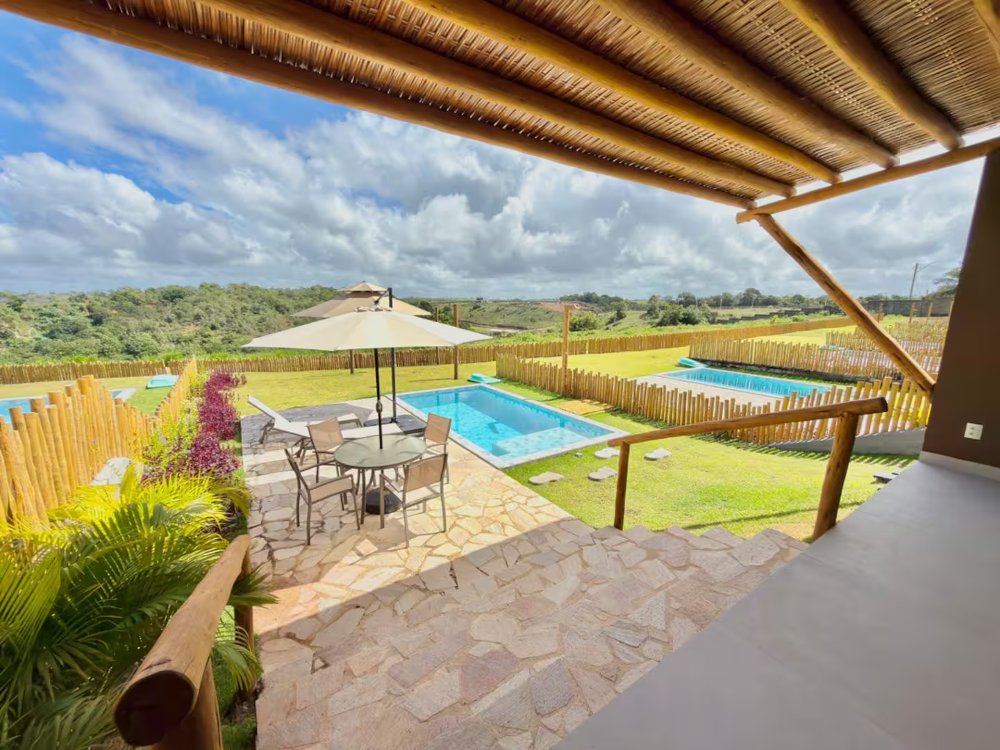 Piscina privativa da Casa Recanto dos Milagres ao pôr do sol