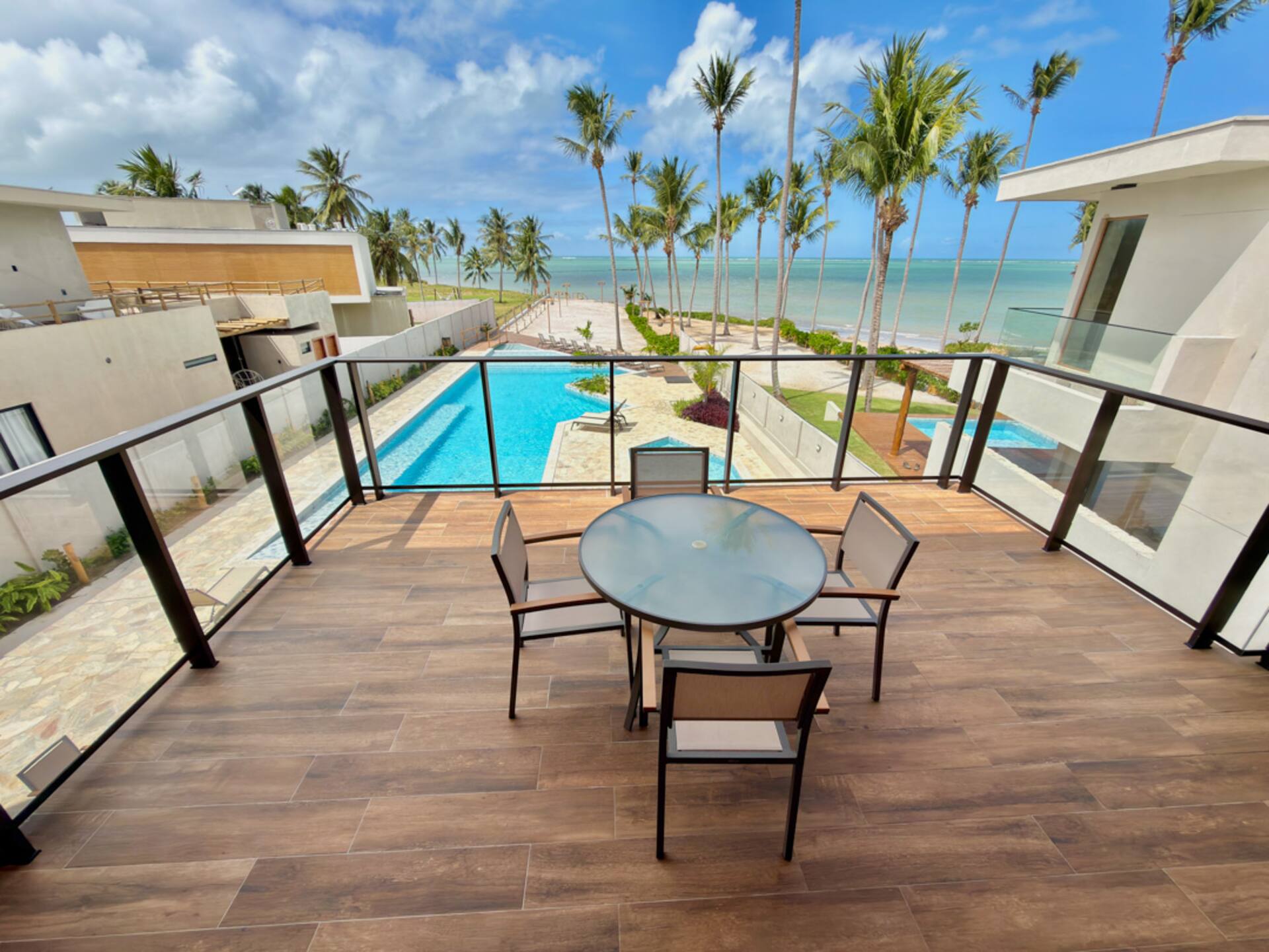 Terraço tropical próximo ao mar